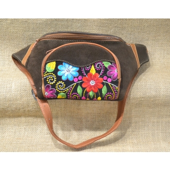 Torebka na biodro z brązowej zamszowej skóry i kwiatowym haftem .