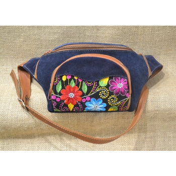 Torebka na biodro granatowej zamszowej skóry i kwiatowym kolorowym haftem .