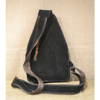 Torebka skórzana zamszowa czarna typu gruszka  haftowana etnicznym kwiatowym  wzorem.