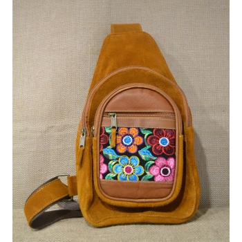 Torebka skórzana jasnobrązowa typu gruszka  haftowana etnicznym kwiatowym  wzorem.