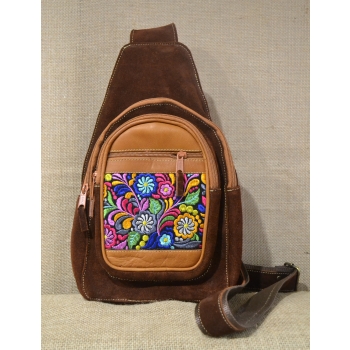 Torebka skórzana ciemnobrązowa typu gruszka  haftowana etnicznym kwiatowym  wzorem.
