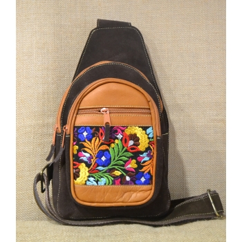 Torebka skórzana ciemnobrązowa typu gruszka  haftowana etnicznym kwiatowym  wzorem.