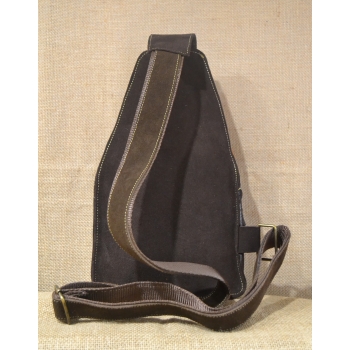 Torebka skórzana ciemnobrązowa typu gruszka  haftowana etnicznym kwiatowym  wzorem.