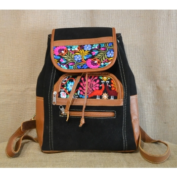 Plecak damski ze skóry zamszowej w kolorze czarnym z kwiatowym haftem.