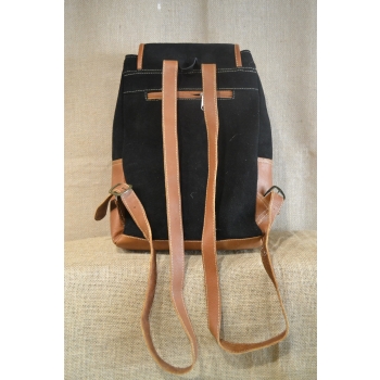 Plecak damski ze skóry zamszowej w kolorze czarnym z kwiatowym haftem.