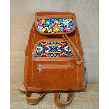 Plecak damski ze skóry zamszowej w kolorze jasnobrązowym z kolorowym kwiatowym  haftem.