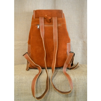 Plecak damski ze skóry zamszowej w kolorze jasnobrązowym z kolorowym kwiatowym  haftem.