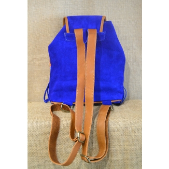 Plecak damski boho  ze skóry zamszowej  w kolorze jasnoniebieskim z kolorowym kwiatowym  haftem.