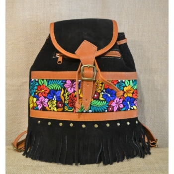 Plecak damski boho ze skóry zamszowej  w kolorze czarnym z kolorowym kwiatowym  haftem.