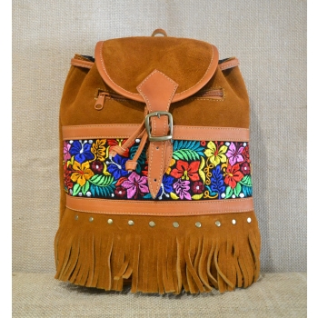 Plecak damski boho  ze skóry zamszowej  w kolorze jasnobrązowym z kolorowym kwiatowym  haftem.