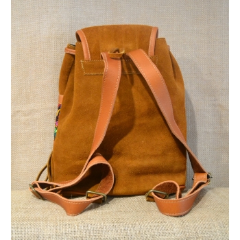 Plecak damski boho  ze skóry zamszowej  w kolorze jasnobrązowym z kolorowym kwiatowym  haftem.