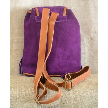 Plecak damski boho  ze skóry zamszowej  w kolorze fioletowym z kolorowym kwiatowym  haftem.