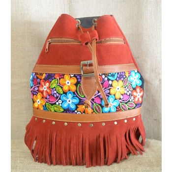 Plecak damski boho  ze skóry zamszowej  w kolorze ceglastym z kolorowym kwiatowym  haftem.