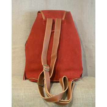 Plecak damski boho  ze skóry zamszowej  w kolorze ceglastym z kolorowym kwiatowym  haftem.