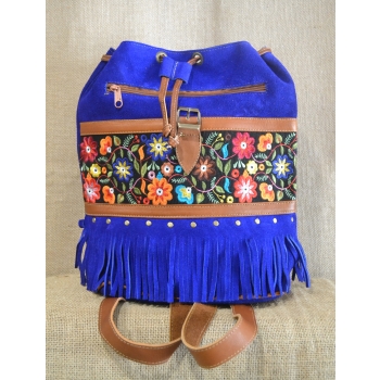 Plecak damski boho  ze skóry zamszowej  w kolorze jasnoniebieskim z kolorowym kwiatowym  haftem.