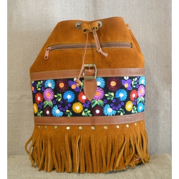 Plecak damski boho  ze skóry zamszowej  w kolorze jasnobrązowym z kolorowym kwiatowym  haftem.
