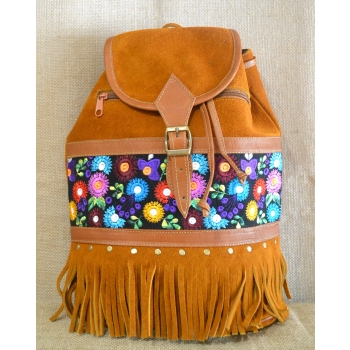 Plecak damski boho  ze skóry zamszowej  w kolorze jasnobrązowym z kolorowym kwiatowym  haftem.