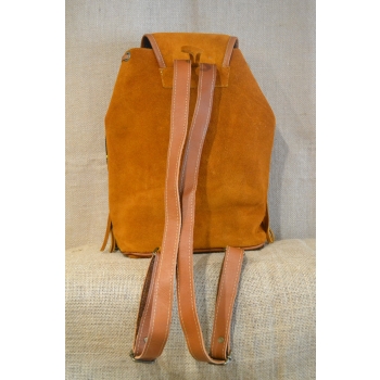 Plecak damski boho  ze skóry zamszowej  w kolorze jasnobrązowym z kolorowym kwiatowym  haftem.