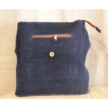 Plecak typu kostka  ze skóry zamszowej granatowy z kwiatowym kolorowym haftem