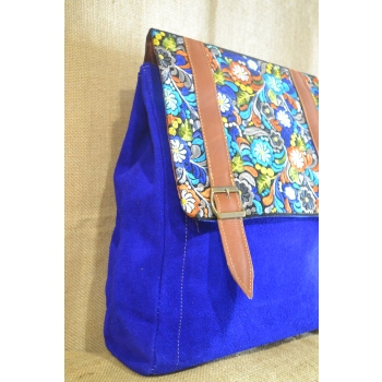 Plecak typu kostka  ze skóry zamszowej niebieski z kwiatowym kolorowym haftem