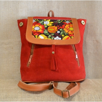 Mały plecak ze skóry zamszowej czerwony z kwiatowym haftem