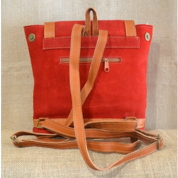 Mały plecak ze skóry zamszowej czerwony z kwiatowym haftem