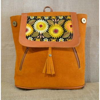 Mały plecak ze skóry zamszowej jasnobrązowy z kwiatowym haftem