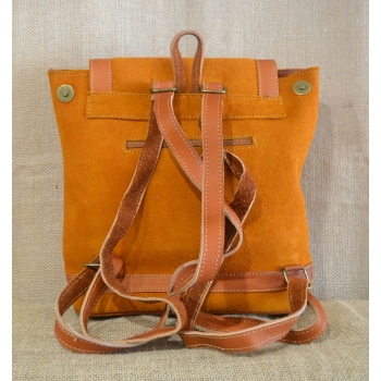 Mały plecak ze skóry zamszowej jasnobrązowy z kwiatowym haftem