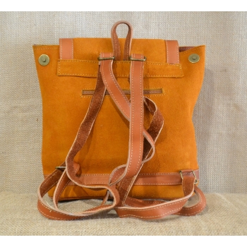 Mały plecak ze skóry zamszowej jasnobrązowy z kwiatowym haftem