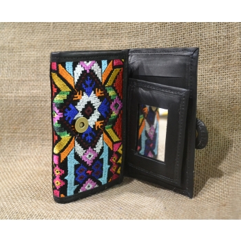 Portfel mały skórzany ciemnobrązowy z kwiatowym kolorowym haftem .