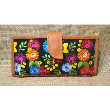 Portfel duży skórzany jasnobrązowy z kwiatowym kolorowym haftem .