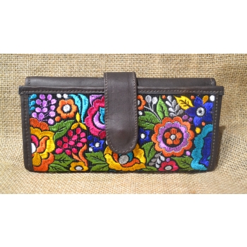 Portfel duży skórzany ciemnobrązowy z kwiatowym kolorowym haftem .