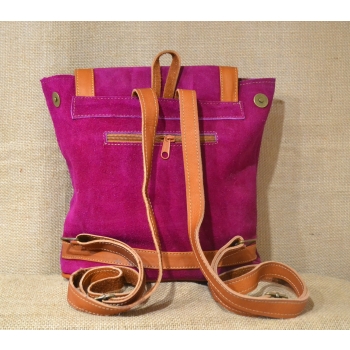 Mały plecak ze skóry zamszowej kolor fuksja z kwiatowym haftem