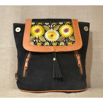 Mały plecak ze skóry zamszowej kolor czarny z kwiatowym haftem