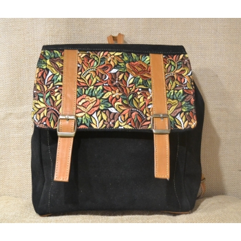 Mały plecak ze skóry zamszowej czarny z kwiatowym haftem