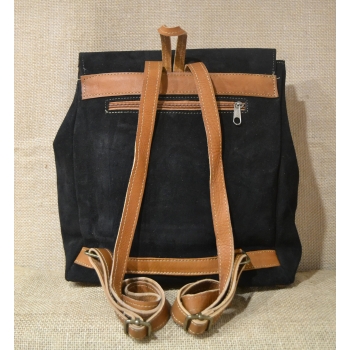 Mały plecak ze skóry zamszowej czarny z kwiatowym haftem