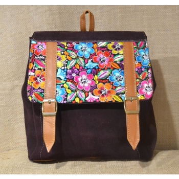 Mały plecak ze skóry zamszowej koloru czerwonego wina z kwiatowym haftem