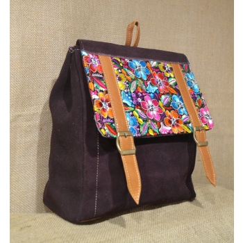 Mały plecak ze skóry zamszowej koloru czerwonego wina z kwiatowym haftem