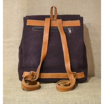 Mały plecak ze skóry zamszowej koloru czerwonego wina z kwiatowym haftem