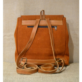 Mały plecak ze skóry zamszowej jasnobrązowy z kwiatowym haftem