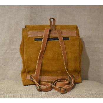 Mały plecak ze skóry zamszowej jasnobrązowy z kwiatowym haftem