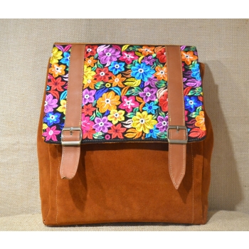 Plecak typu kostka  ze skóry zamszowej jasnobrązowy z kwiatowym kolorowym haftem