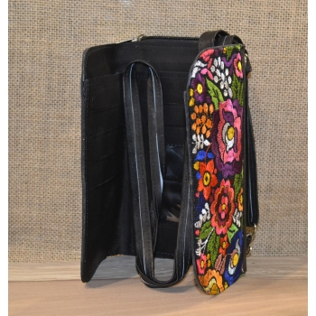 Portfel torebka skórzana czarna z kwiatowym kolorowym haftem .