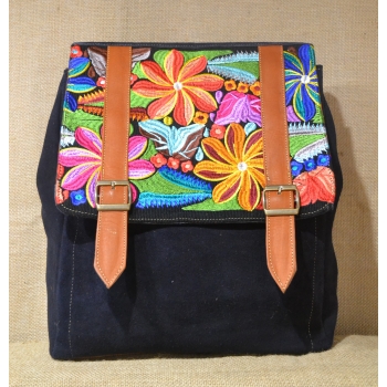 Plecak typu kostka  ze skóry zamszowej granatowy z kwiatowym kolorowym haftem