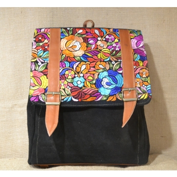 Plecak typu kostka  ze skóry zamszowej czarny z kwiatowym kolorowym haftem