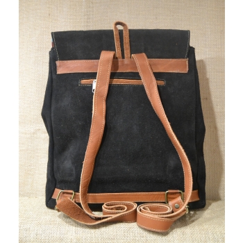 Plecak typu kostka  ze skóry zamszowej czarny z kwiatowym kolorowym haftem