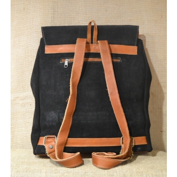 Plecak typu kostka  ze skóry zamszowej czarny z kwiatowym kolorowym haftem