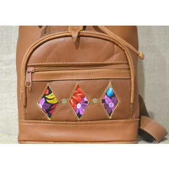 Plecak etniczny ze skóry jasnobrązowy.