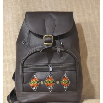 Plecak etniczny ze skóry ciemnobrązowy.