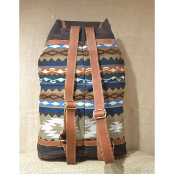 Plecak  duży damski etniczny  ciemnobrązowy ze skóry zamszowej z wełnianym materiałem.